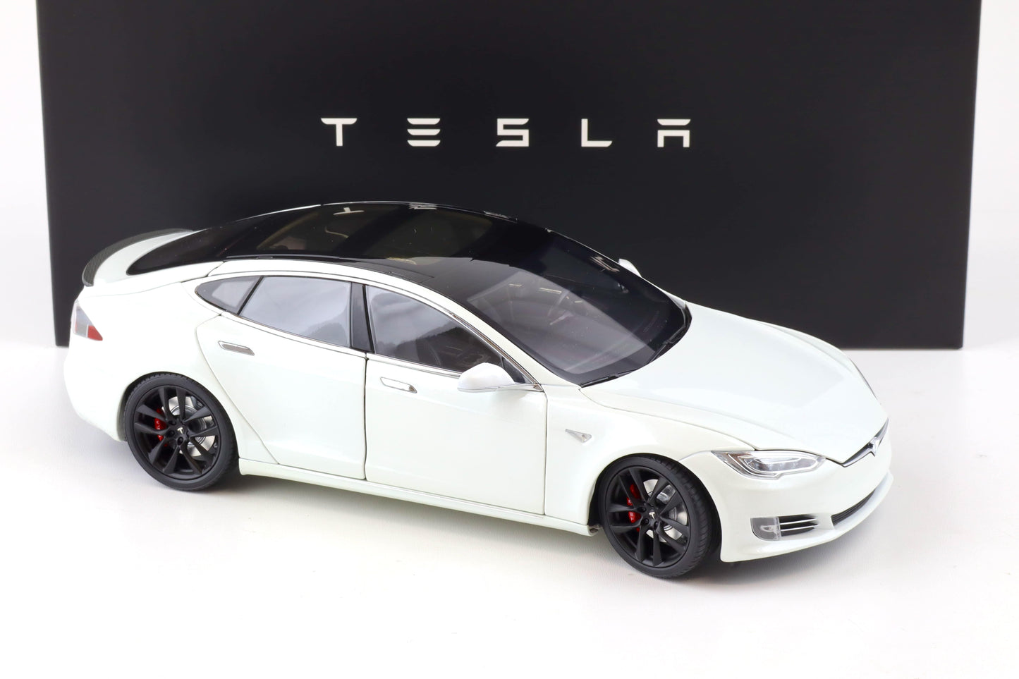 Original Tesla Model S P100D Pearl White Diecast DEALER VERSION 1:18