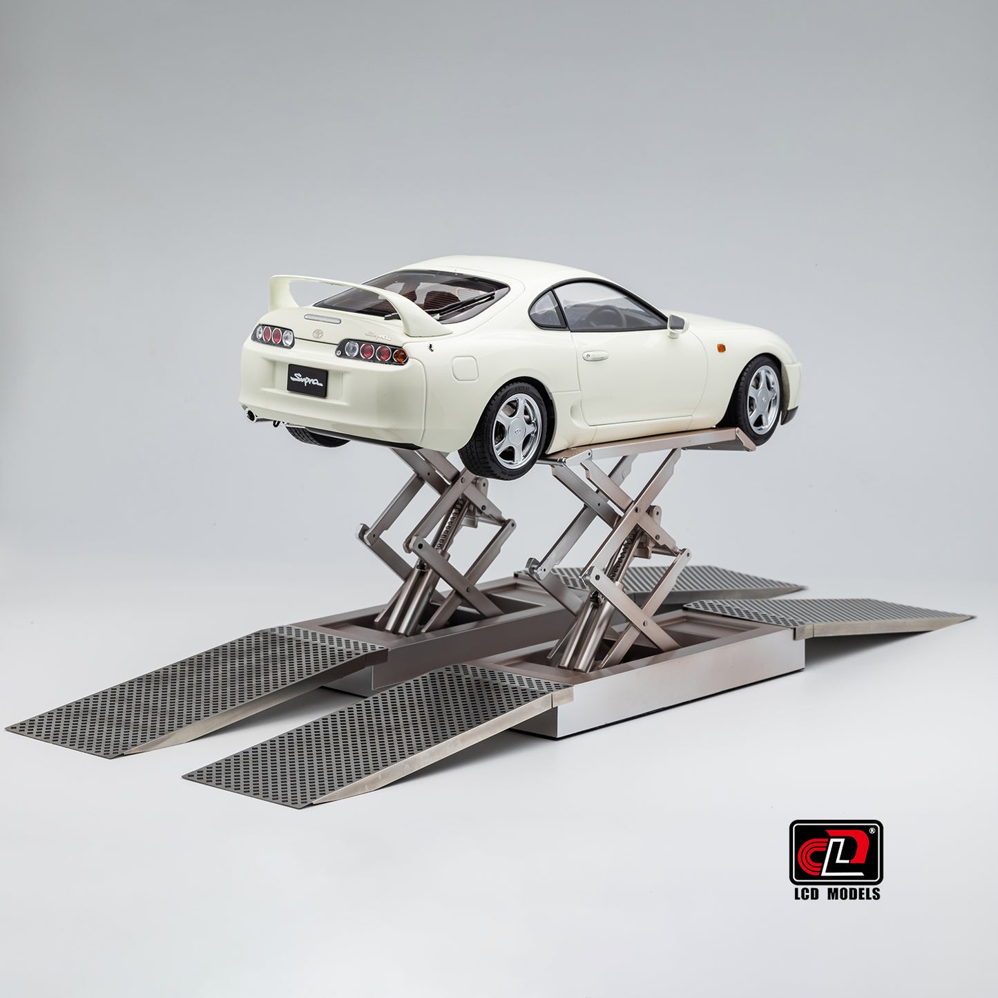 LCD Toyota Supra A80 (White color) *Comes with a lift!!* 1:18