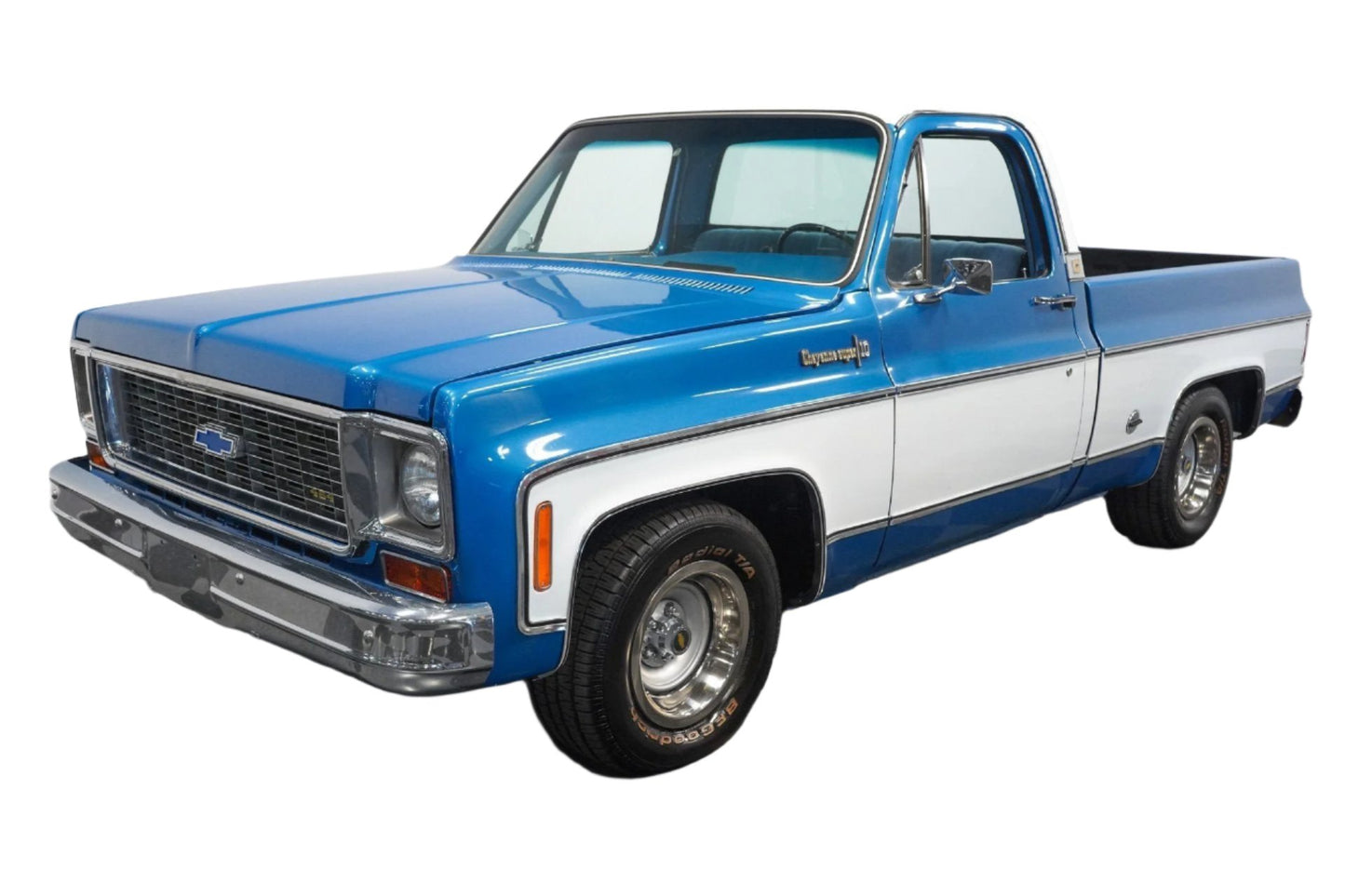 Maisto 1974 Chevrolet C-10 Pickup Truck Cheyenne Super Blue and White 1:18