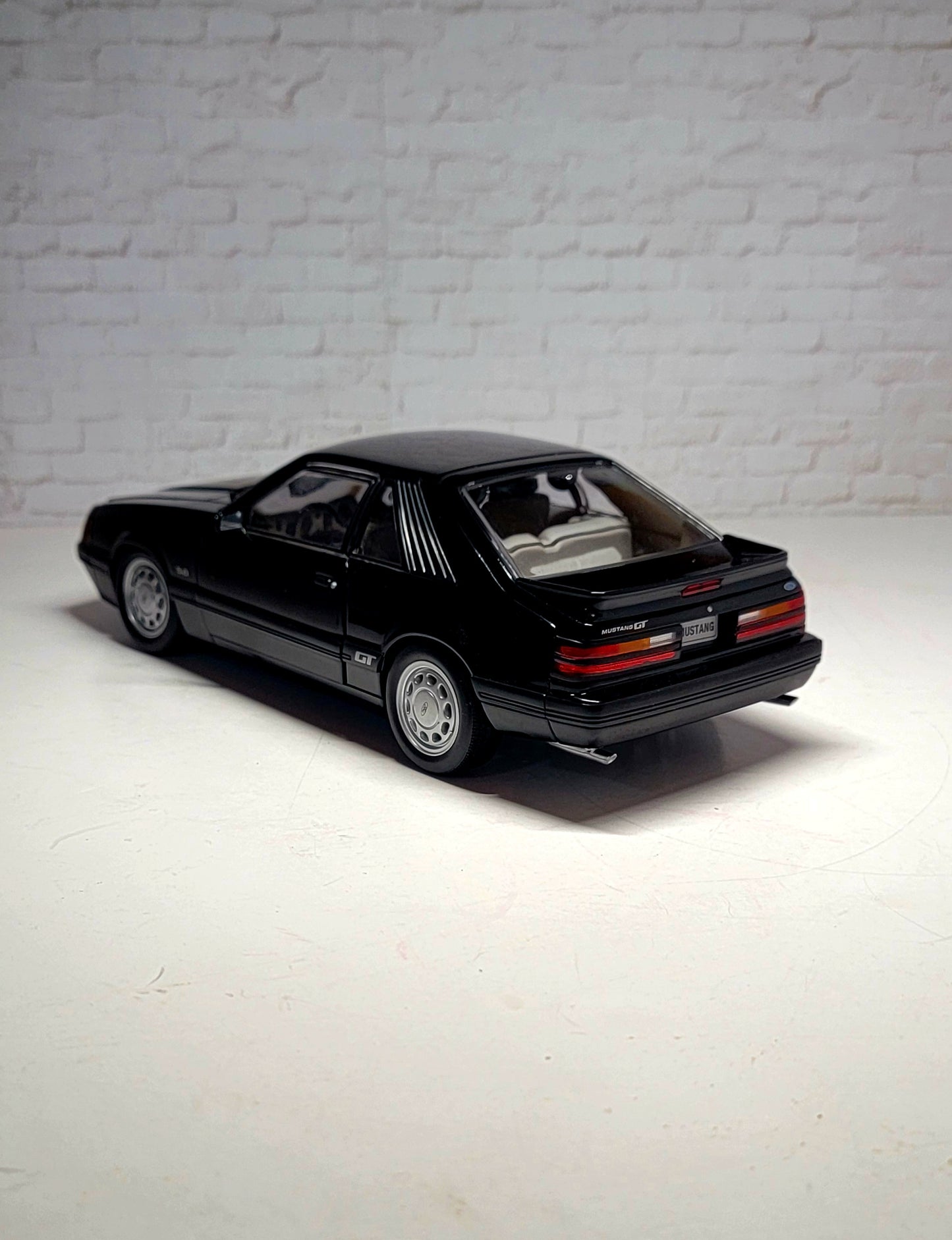 Welly 1986 Ford Mustang GT 5.0 Black 1:18