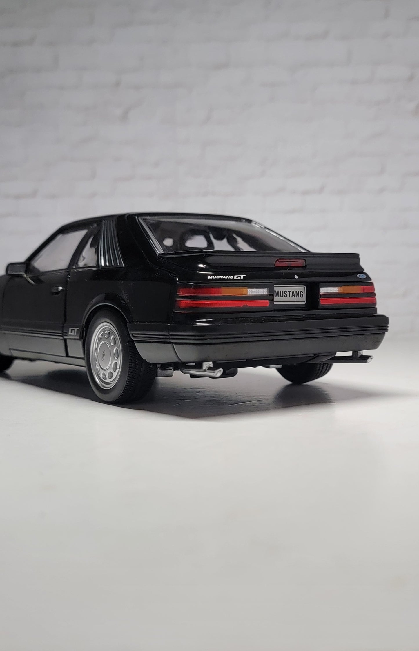 Welly 1986 Ford Mustang GT 5.0 Black 1:18