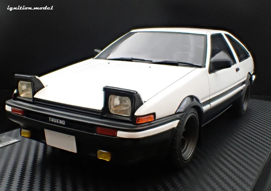 Ignition-Model Toyota Sprinter Trueno 3dr GT Apex (AE86) INITIAL D w/ Figure White 1:18