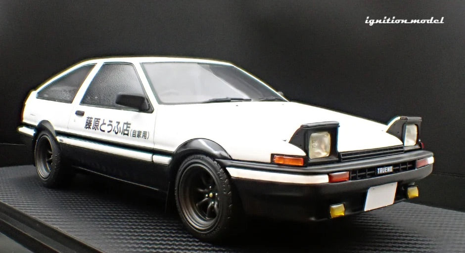 Ignition-Model Toyota Sprinter Trueno 3dr GT Apex (AE86) INITIAL D w/ Figure White 1:18