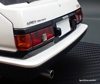 Ignition-Model Toyota Sprinter Trueno 3dr GT Apex (AE86) INITIAL D w/ Figure White 1:18