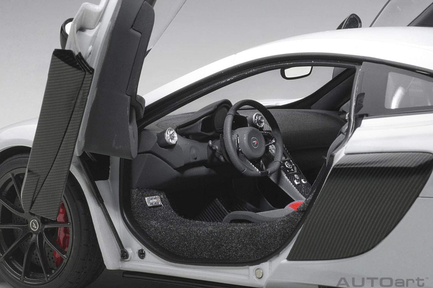 AUTOart 2016 Mclaren 675LT Coupe Silica White 1:18