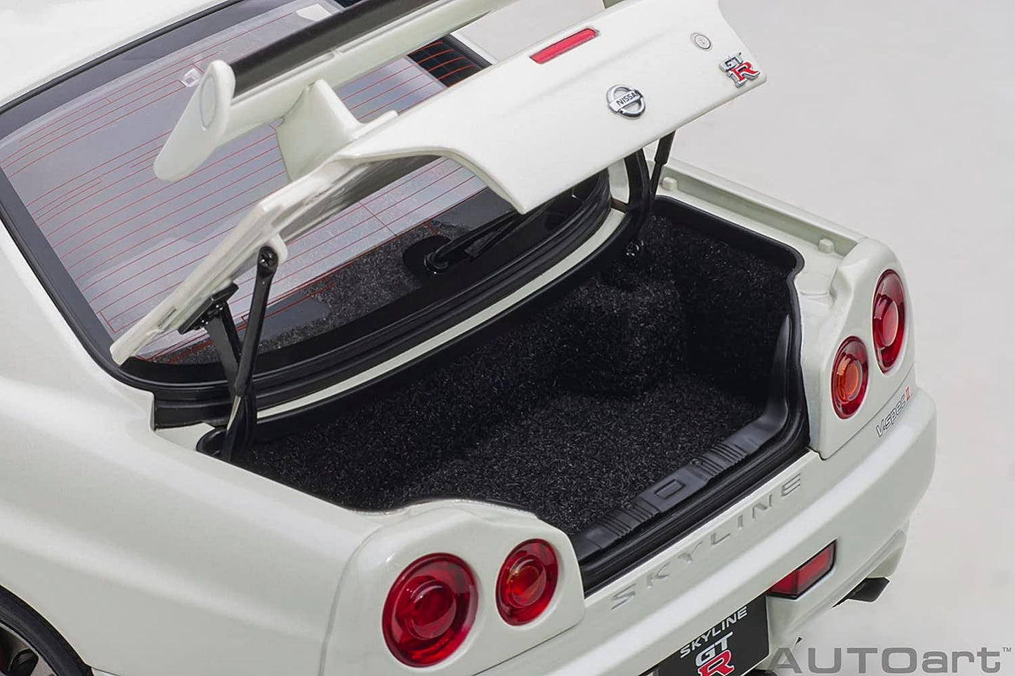 AUTOart 2001 Nissan Skyline GT-R (R34) V-Spec II White Pearl 1:18