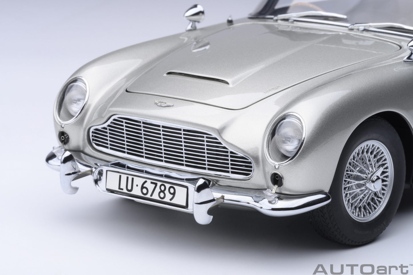 AUTOart Aston Martin DB5 Silver 007 Goldfinger Version w/ Weapons 1:18