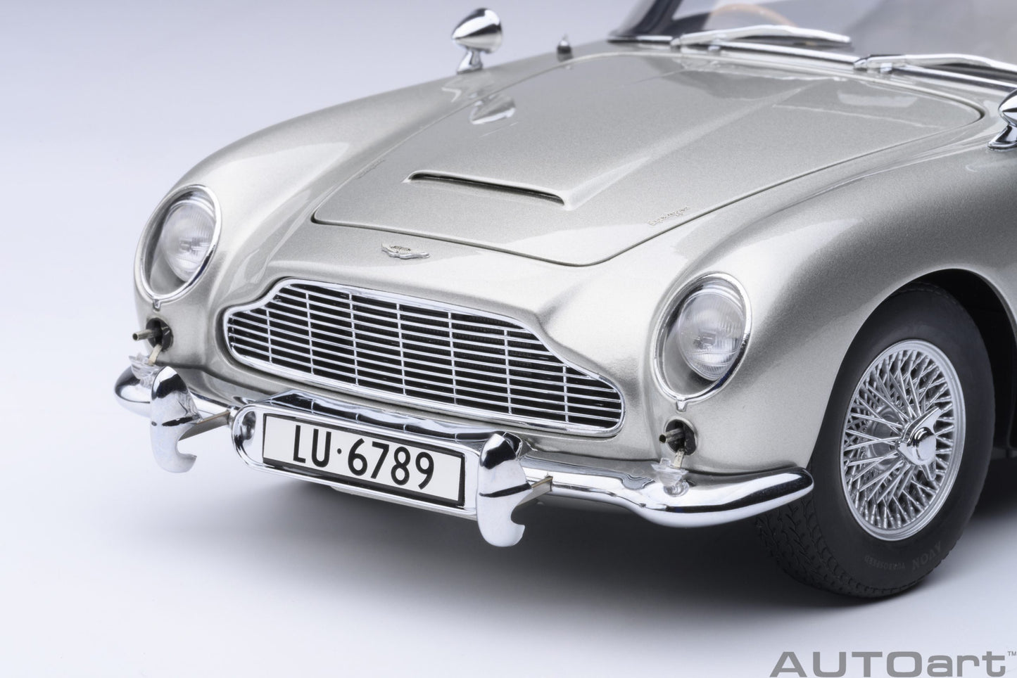 AUTOart Aston Martin DB5 Silver 007 Goldfinger Version w/ Weapons 1:18