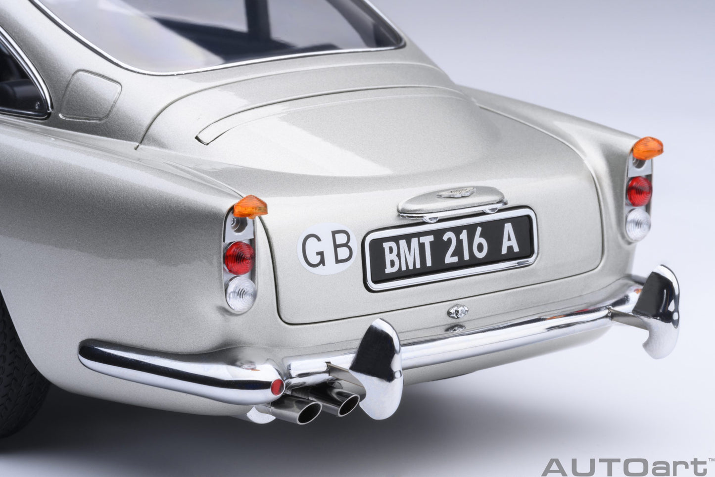 AUTOart Aston Martin DB5 Silver 007 Goldfinger Version w/ Weapons 1:18