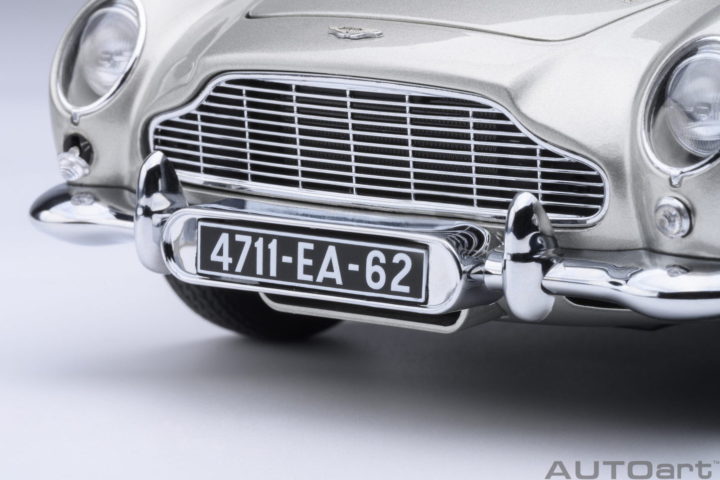 AUTOart Aston Martin DB5 Silver 007 Goldfinger Version w/ Weapons 1:18