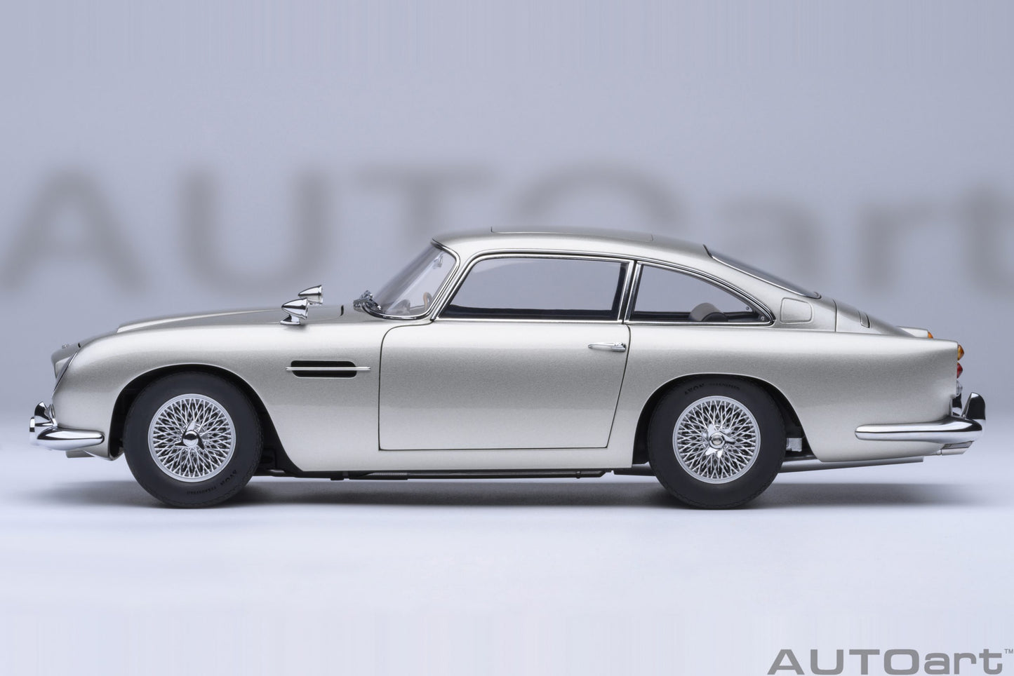 AUTOart Aston Martin DB5 Silver 007 Goldfinger Version w/ Weapons 1:18