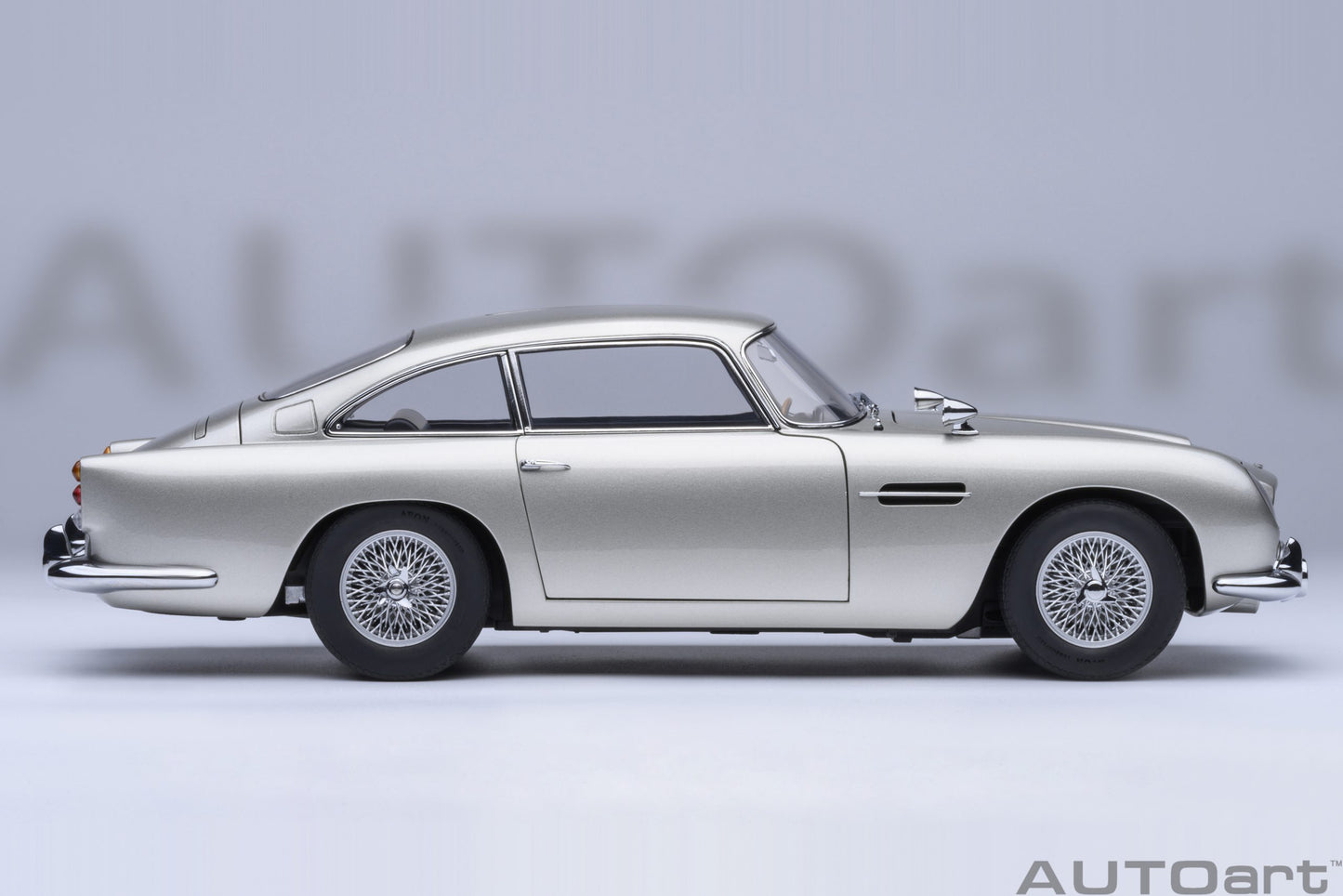 AUTOart Aston Martin DB5 Silver 007 Goldfinger Version w/ Weapons 1:18