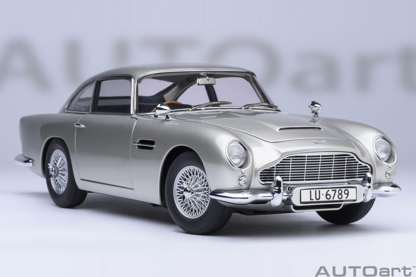 AUTOart Aston Martin DB5 Silver 007 Goldfinger Version w/ Weapons 1:18