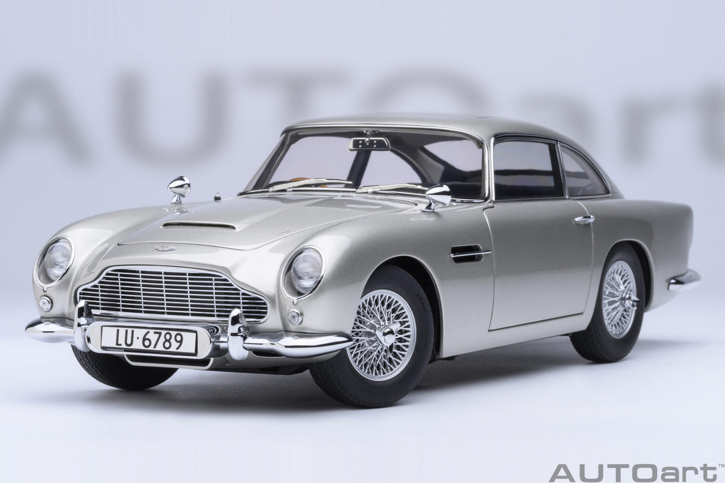 AUTOart Aston Martin DB5 Silver 007 Goldfinger Version w/ Weapons 1:18