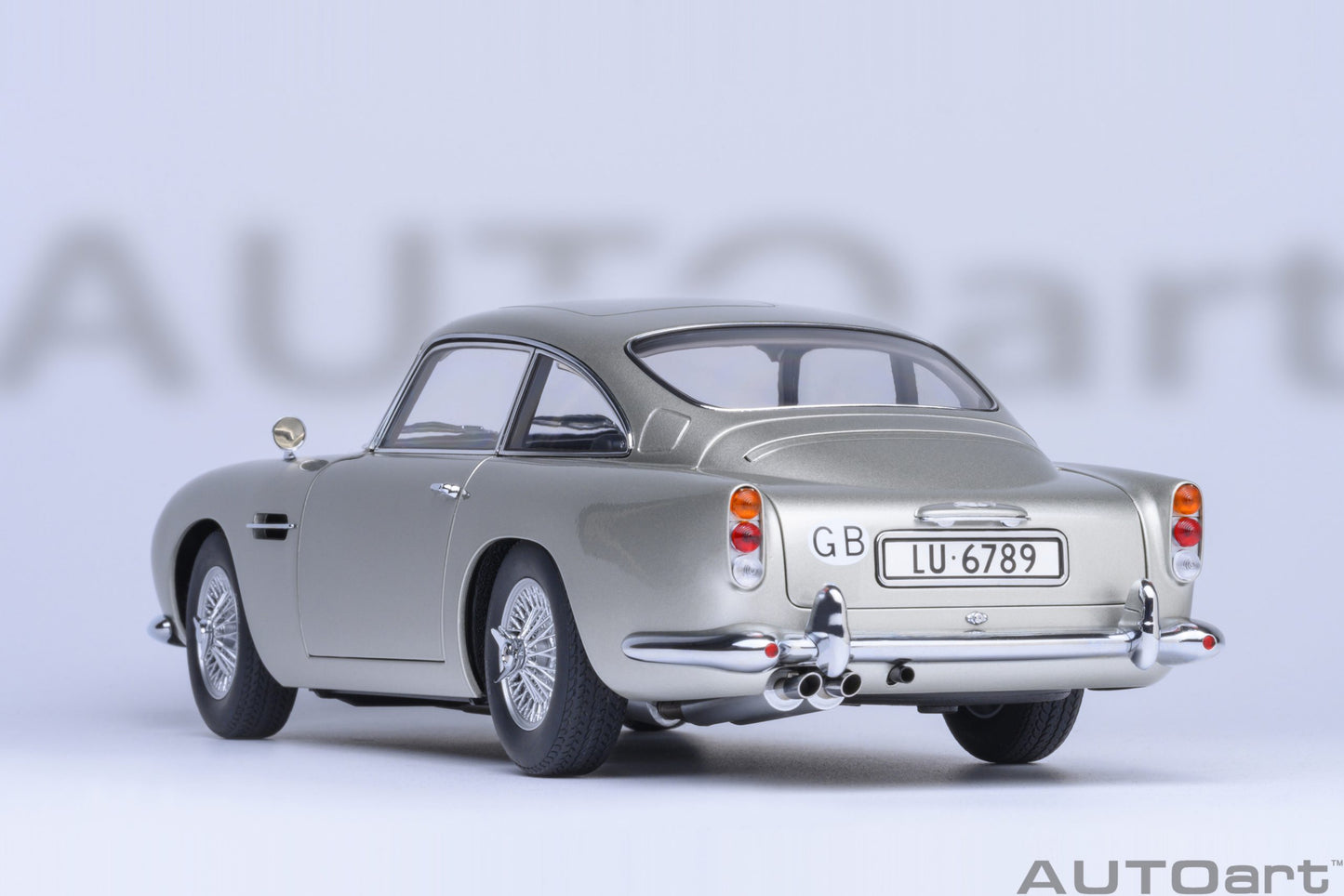 AUTOart Aston Martin DB5 Silver 007 Goldfinger Version w/ Weapons 1:18