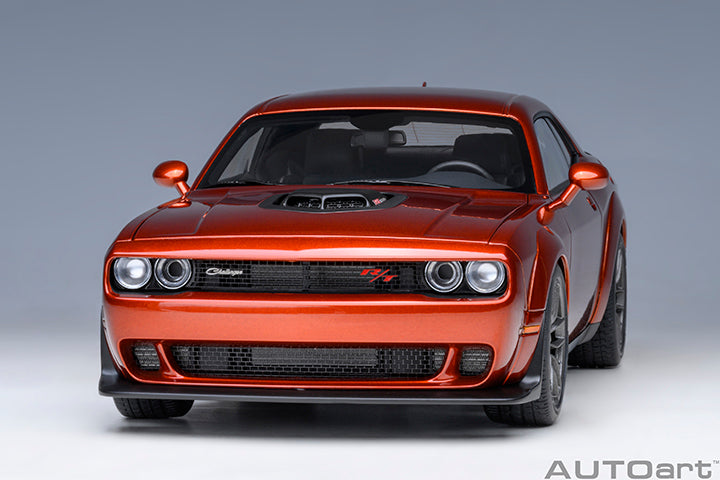 AUTOart 2022 Dodge Challenger R/T Scat Pack Widebody Sinamon Stick 1:18