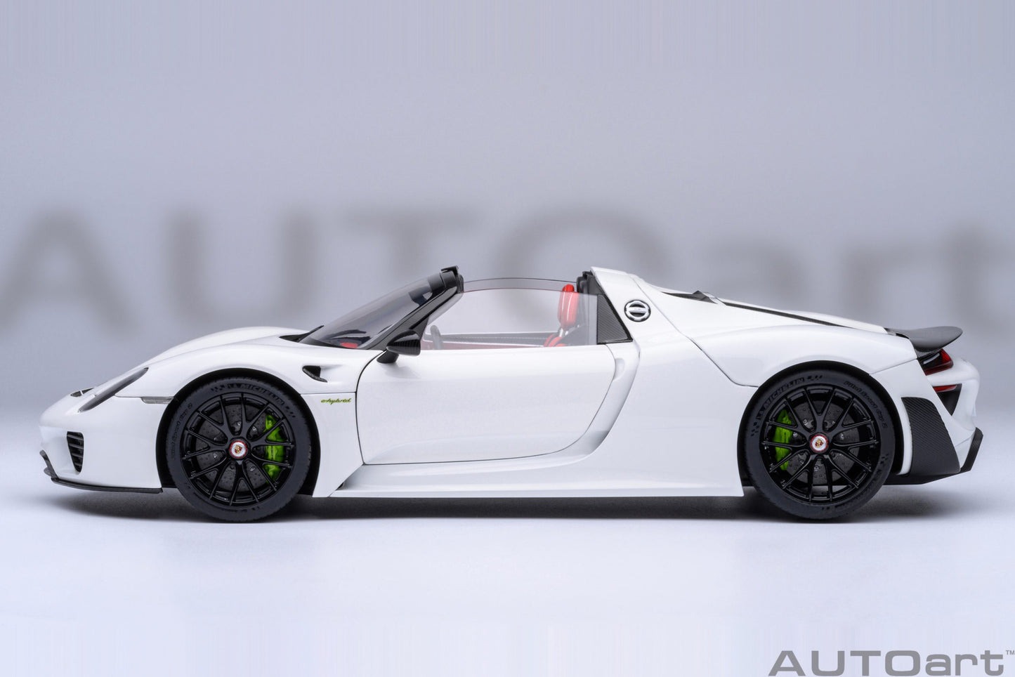 AUTOart Porsche 918 Spyder w/ Weissach Pkg White w/ Red Interior 1:18