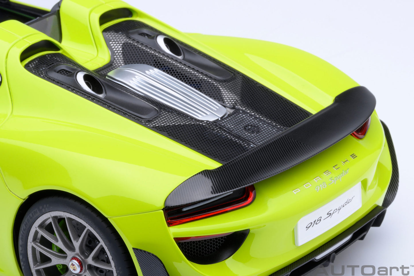 AUTOart Porsche 918 Spyder w/ Weissach Pkg Acid Green 1:18