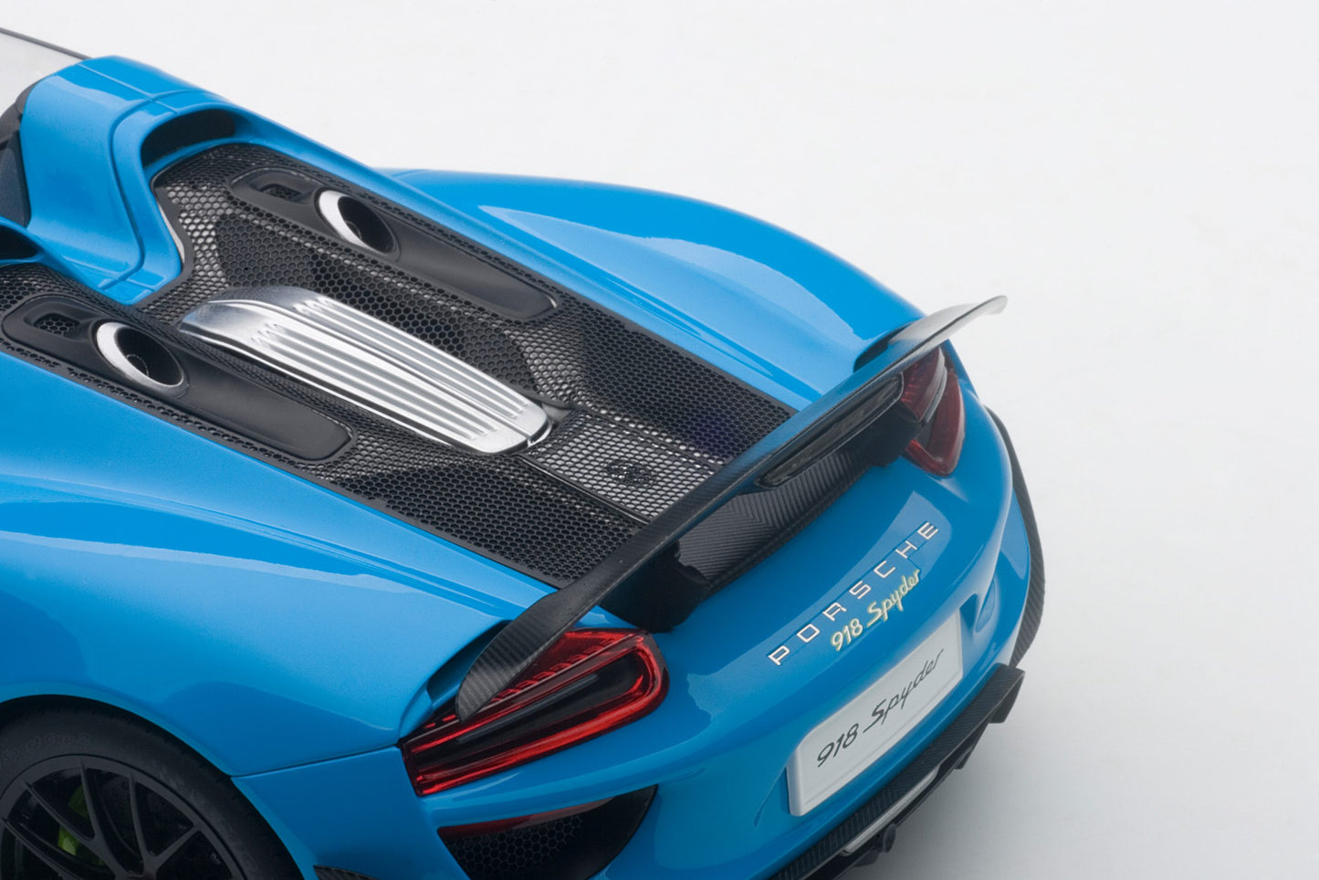 AUTOart Porsche 918 Spyder w/ Weissach Pkg Riviera Blue 1:18