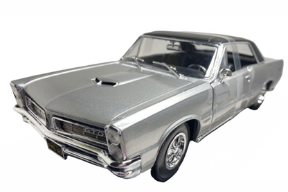 Maisto 1965 Pontiac GTO Silver w/ Black Top 1:18