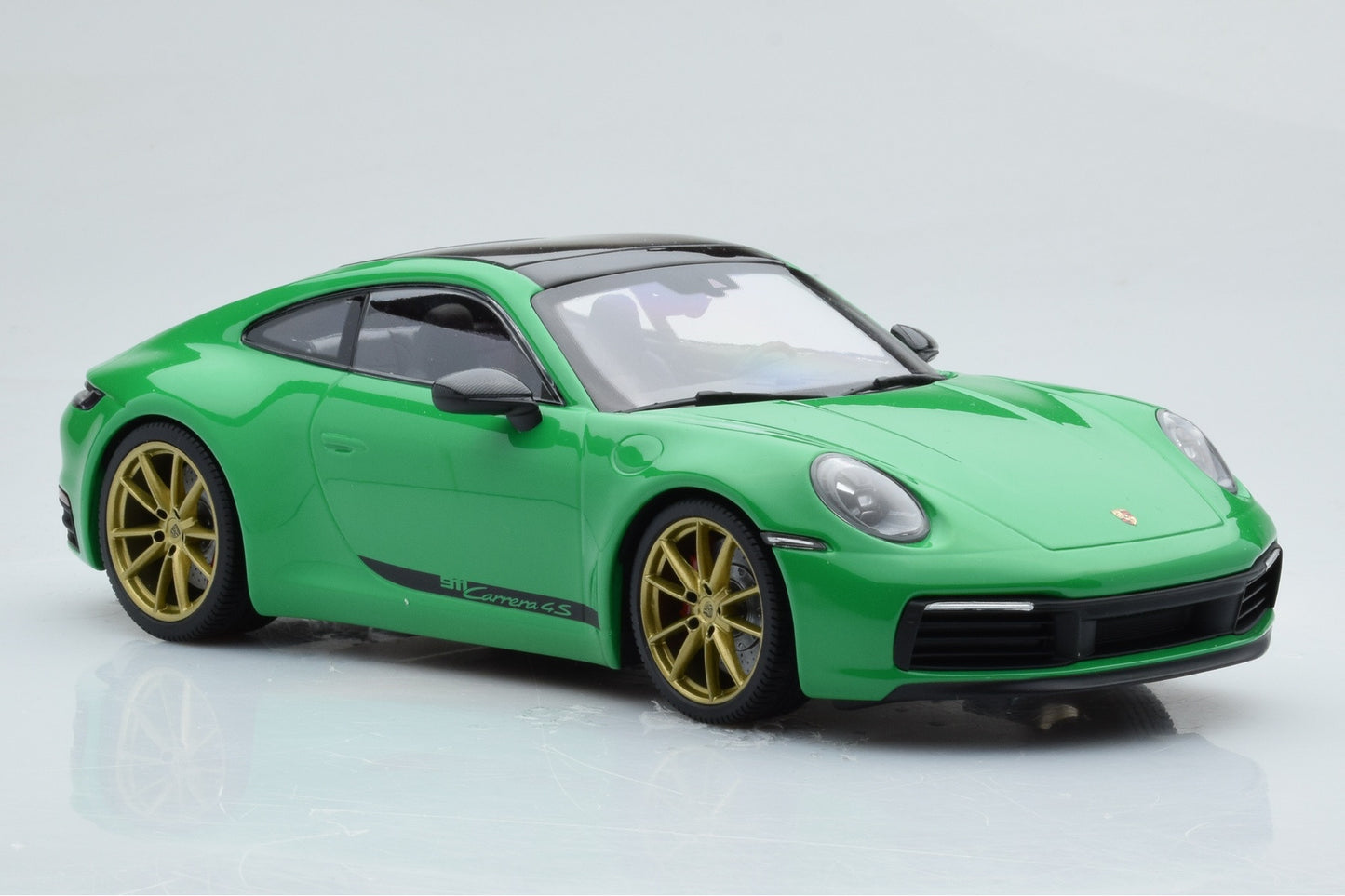 Minichamps 2019 Porsche 911 992 Carrera 4S Python Green 1:18