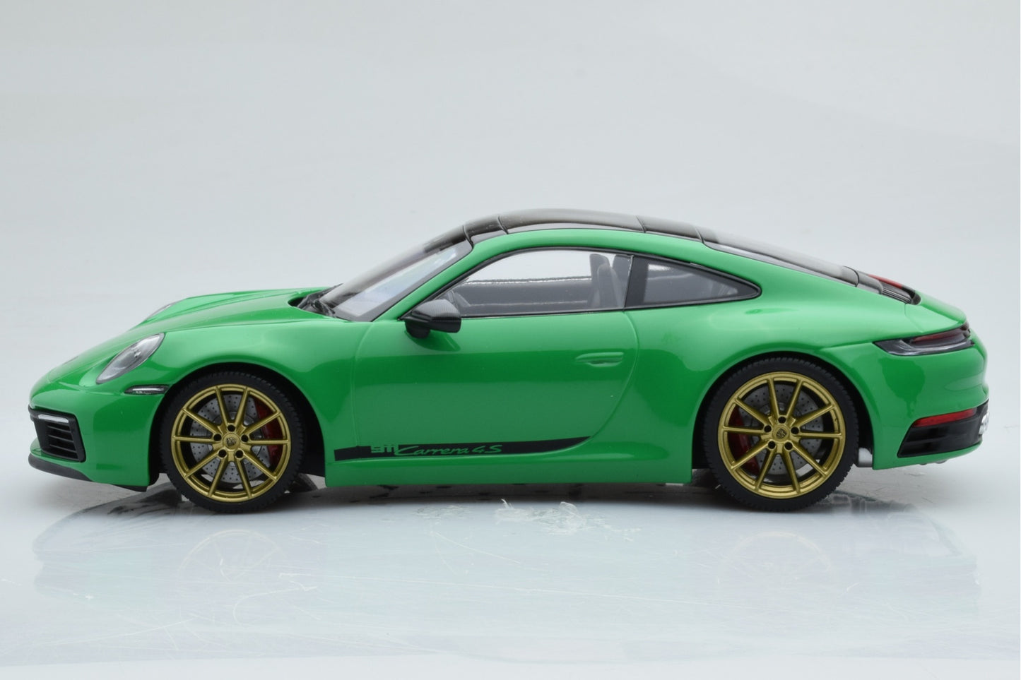 Minichamps 2019 Porsche 911 992 Carrera 4S Python Green 1:18