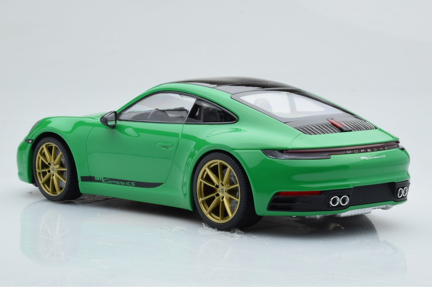 Minichamps 2019 Porsche 911 992 Carrera 4S Python Green 1:18