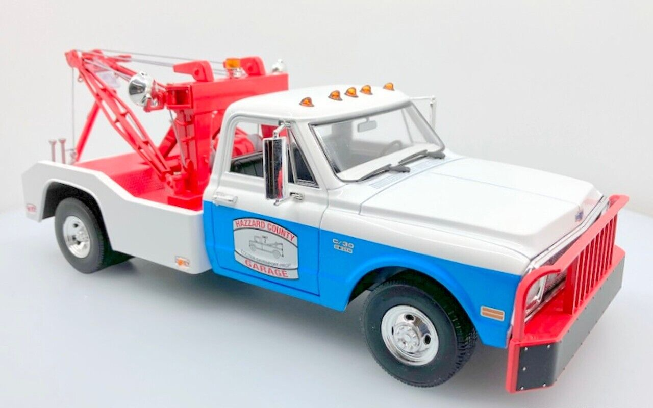 Greenlight 1969 Chevrolet C-30 Dually Wrecker Hazard County Garage White 1:18