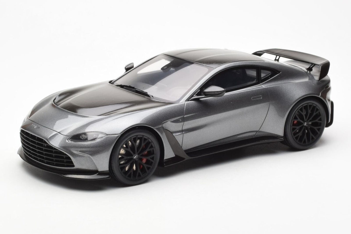 GT Spirit 2023 Aston Martin V12 Vantage Magnetic Silver 1:18 Resin