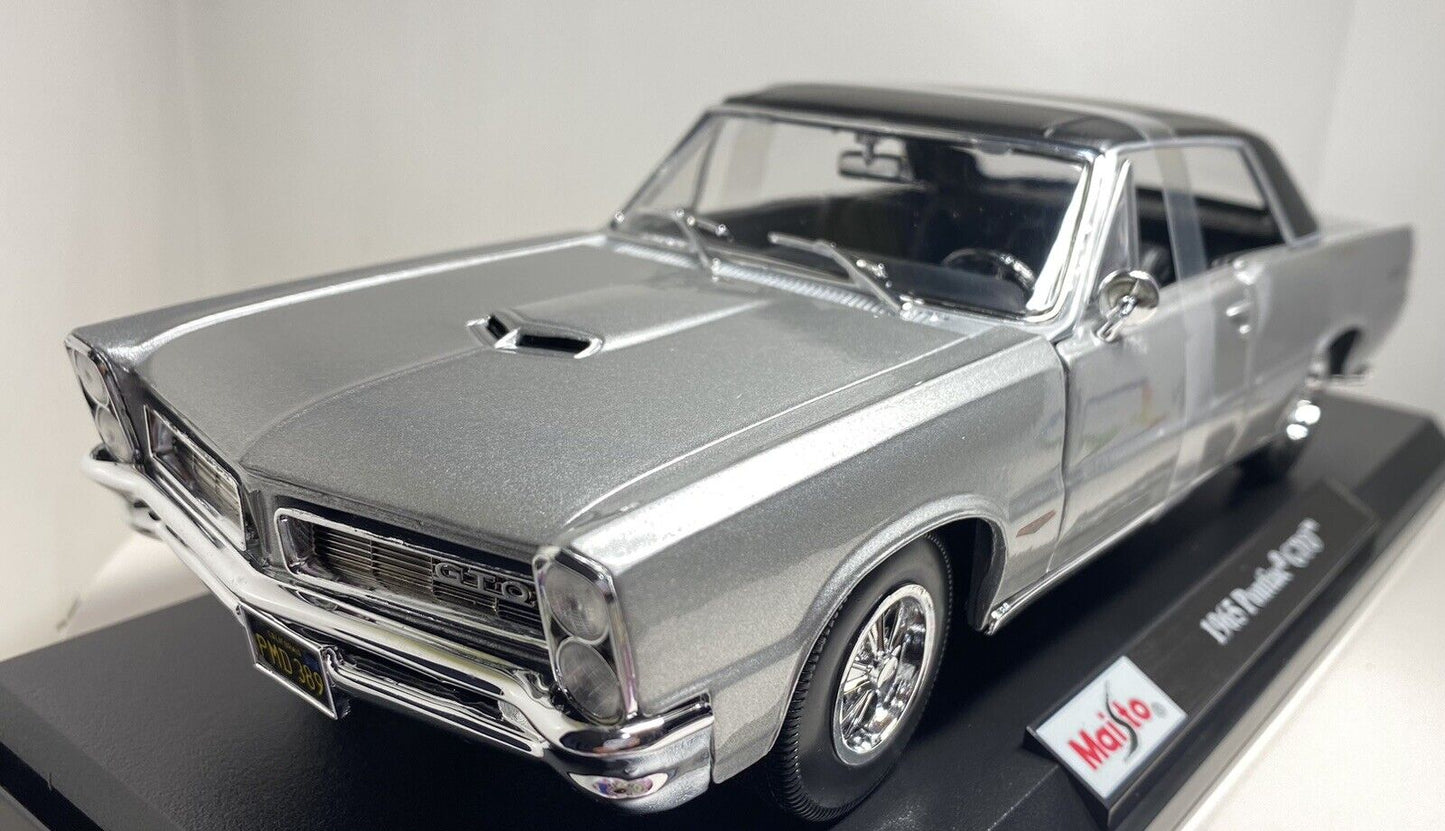 Maisto 1965 Pontiac GTO Silver w/ Black Top 1:18