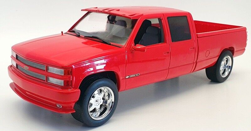 Greenlight Artisan 1997 Chevy Silverado Crew Cab 3500 Pickup Victory Red 1:18