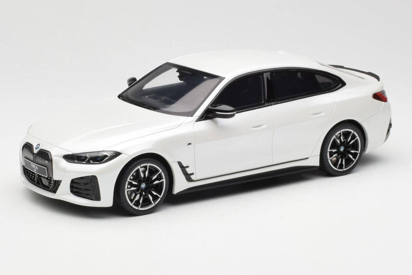 Otto 2022 BMW i4 M50 (G26) Mineral White Metallic 1:18