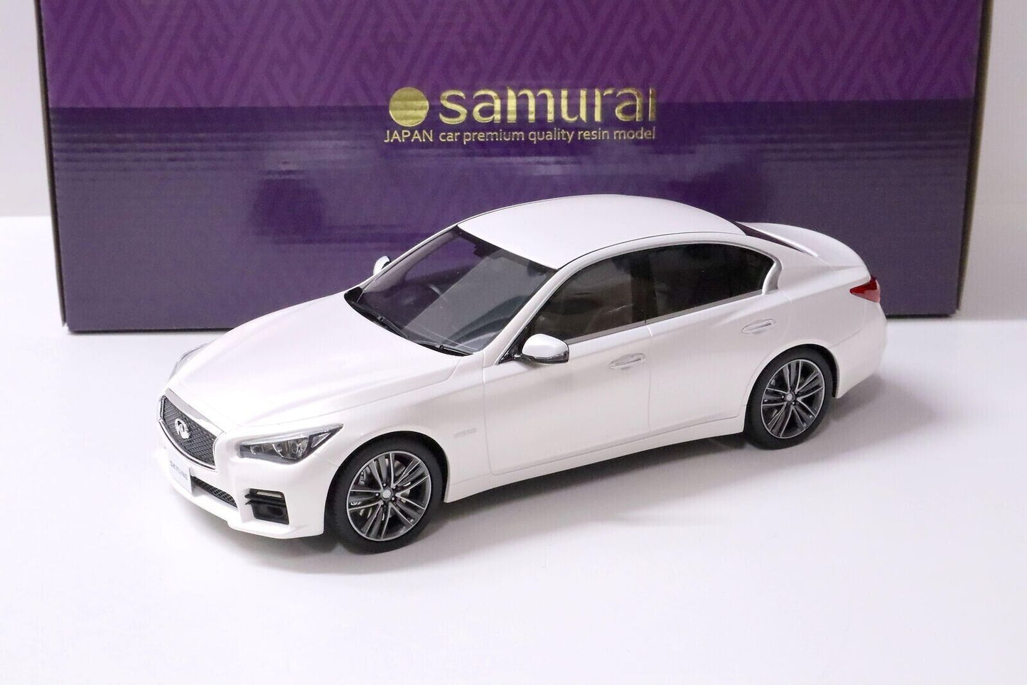 Kyosho Samurai 2015 Infiniti Skyline 350GT (4-door) Hybrid White 1:18 RESIN, SEALED