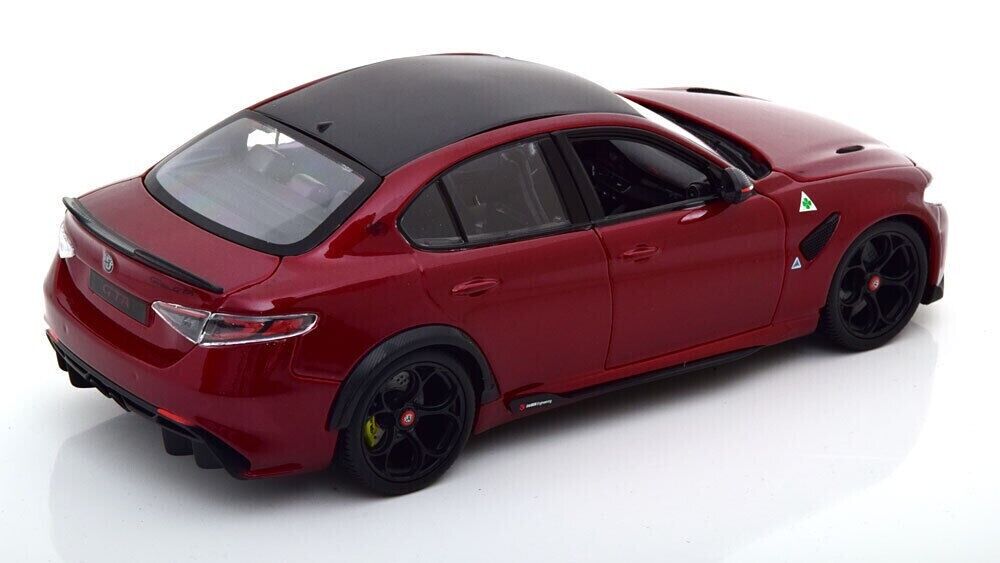 Bburago 2022 Alfa Romeo Giulia Rosso Alfa Red Metallic 1:18