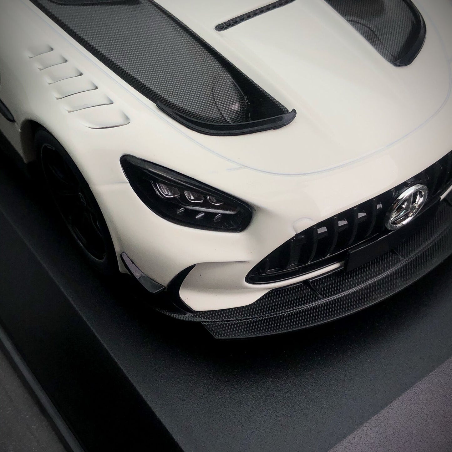 Minichamps 2020 Mercedes Benz AMG GT V8 Black Series White w/ Carbon Fiber 1:18 LIMITED, SEALED