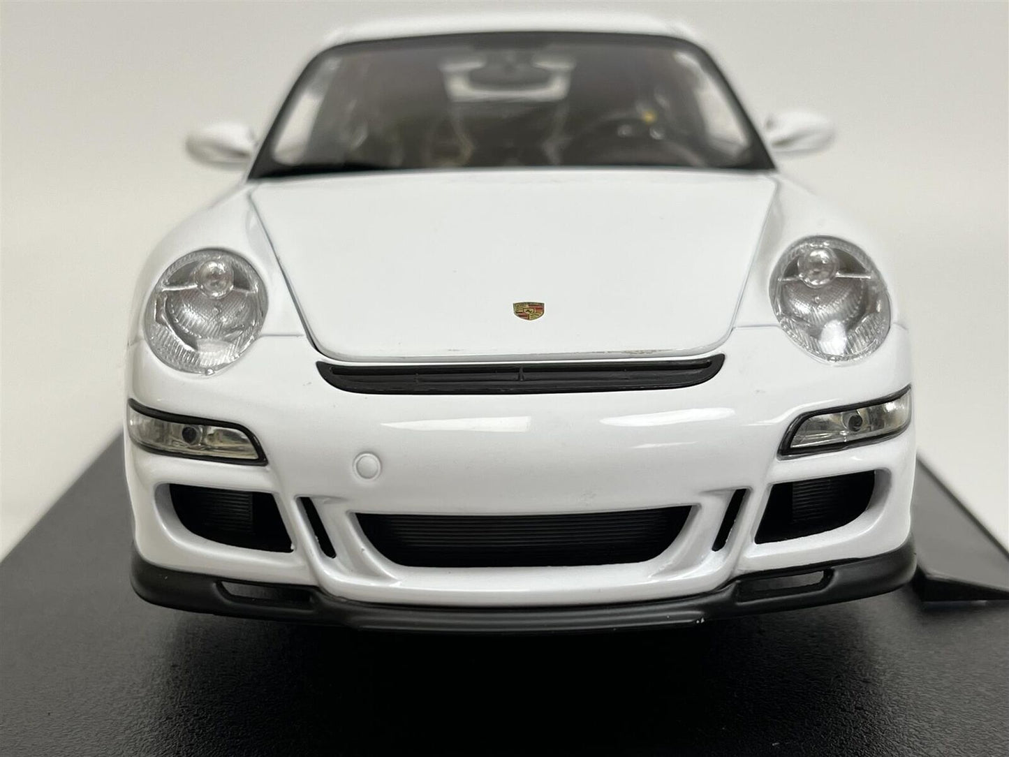 Welly 2007 Porsche 911 (997) GT3 RS White with Black Deco 1:18