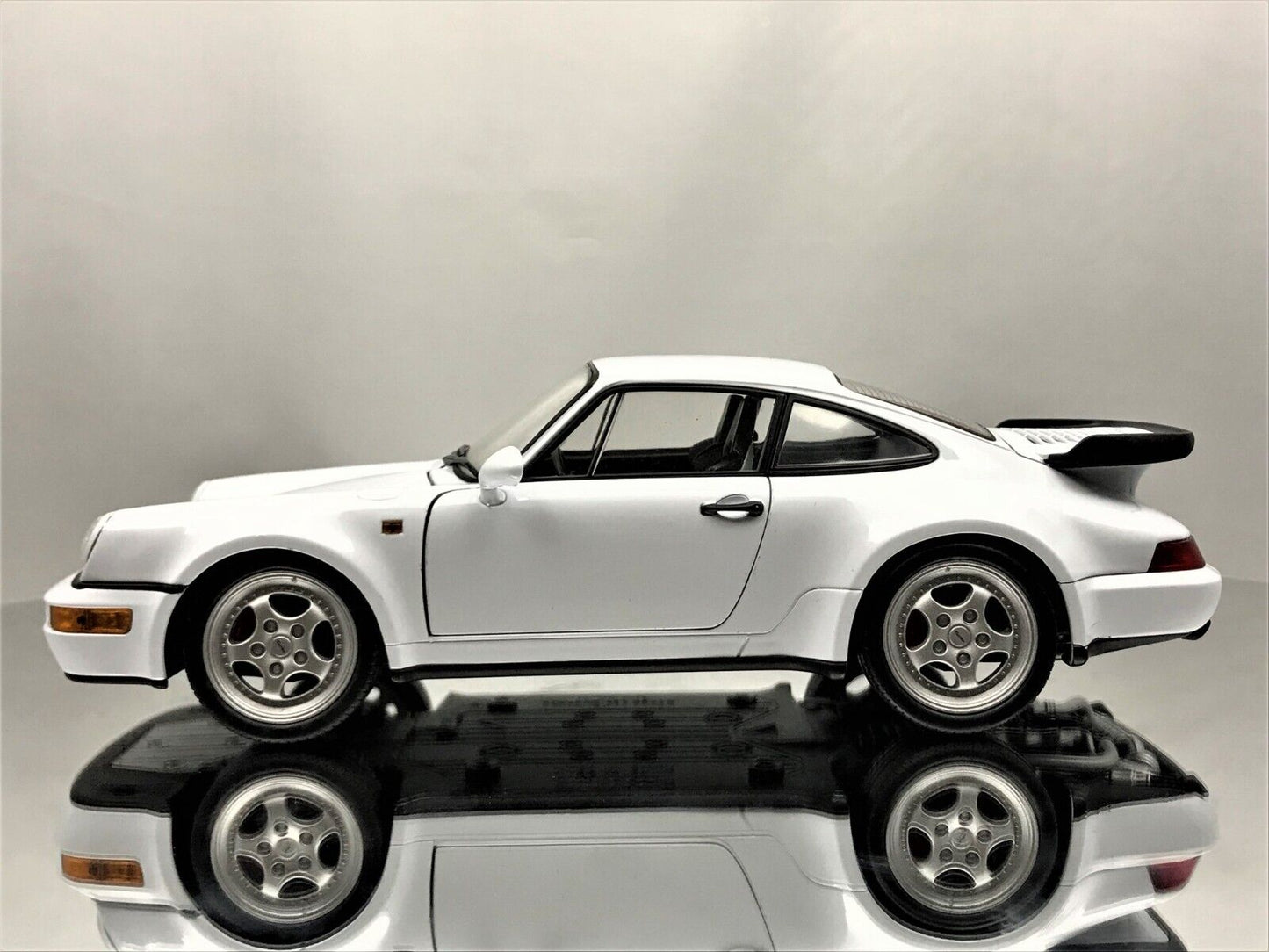 Welly 1990 Porsche 911 (964) Turbo 3.6 White 1:18