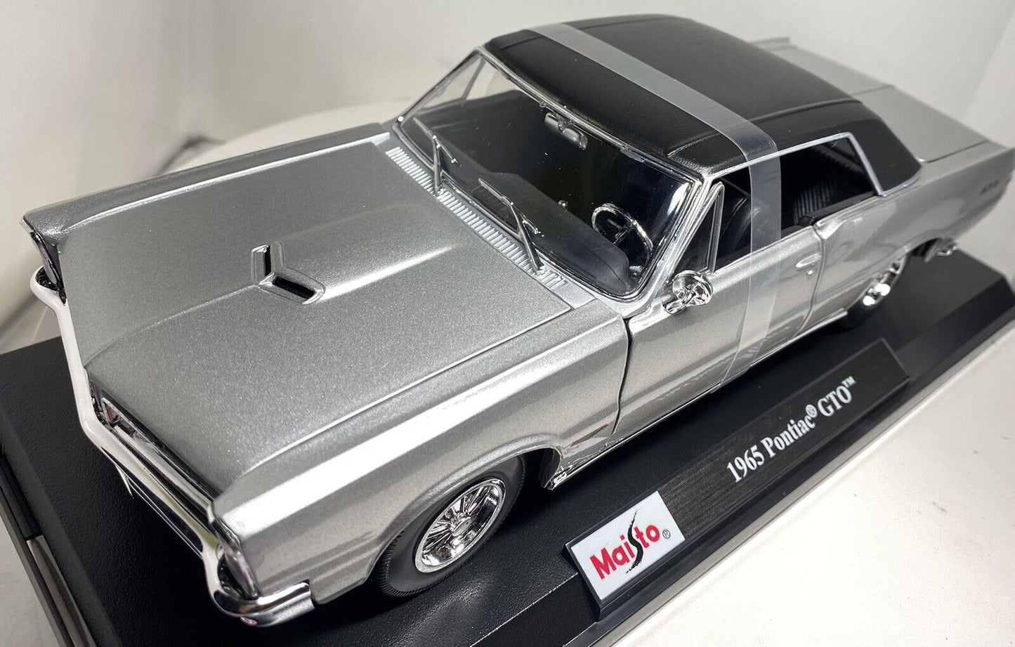 Maisto 1965 Pontiac GTO Silver w/ Black Top 1:18