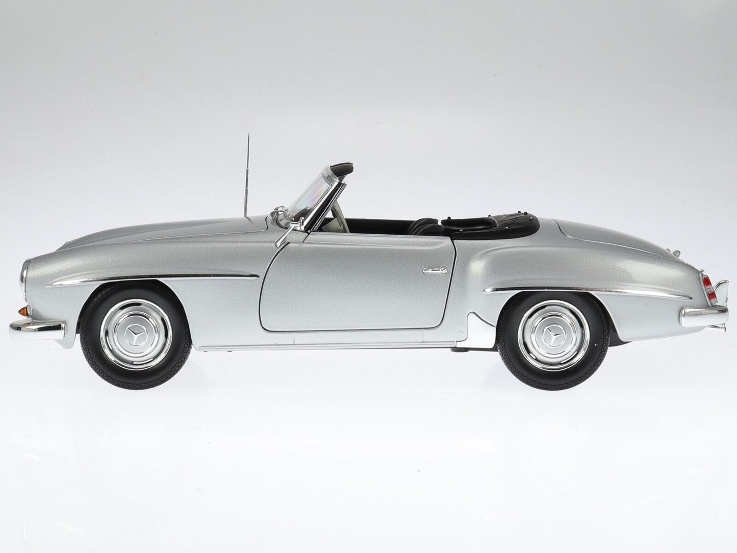 Minichamps 1955 Mercedes-Benz 190 SL (W121) Convertible Silver Metallic 1:18