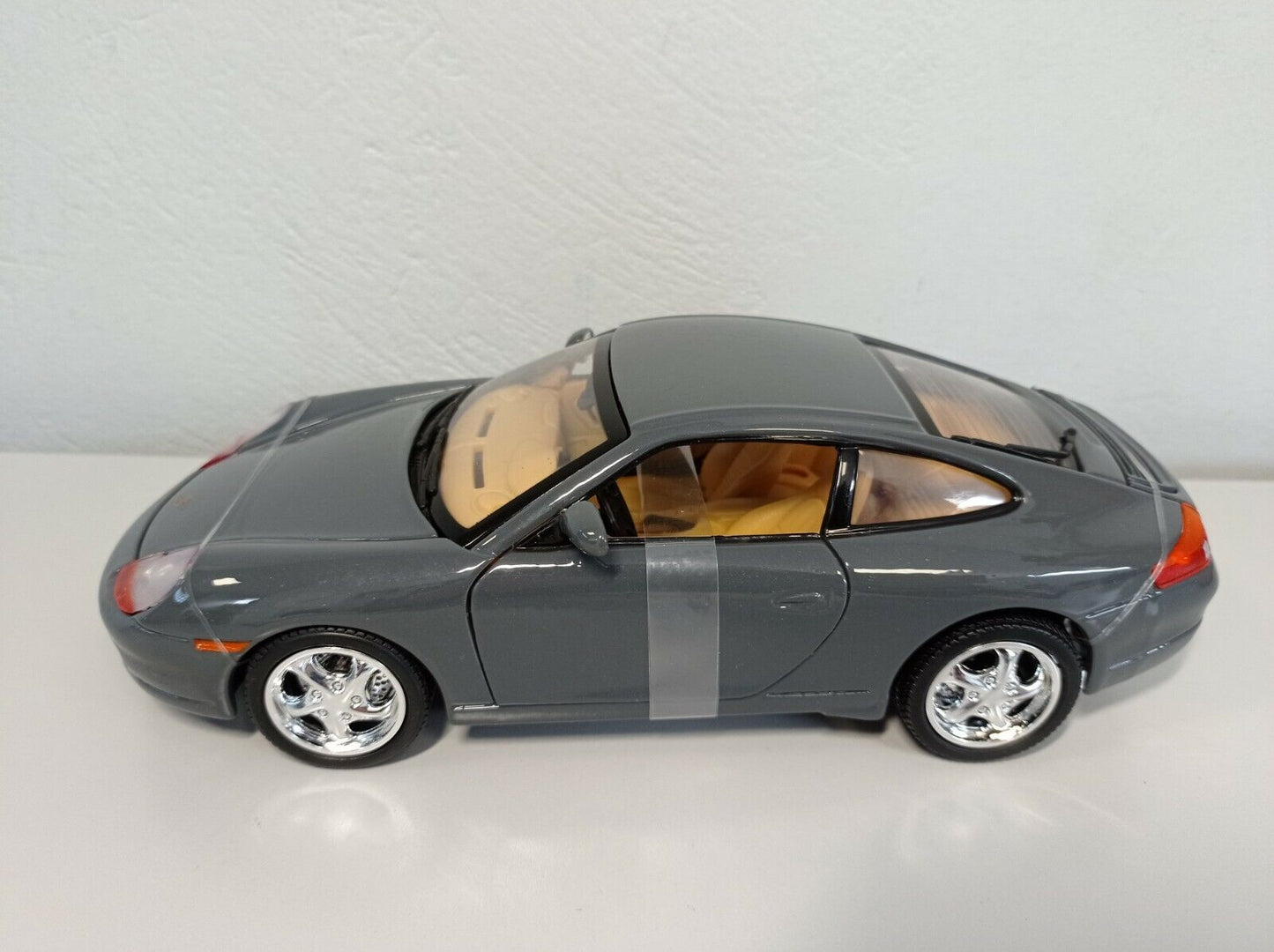 Motormax 1999  Porsche 911 (996) Carrera Coupe Grey Metallic 1:18