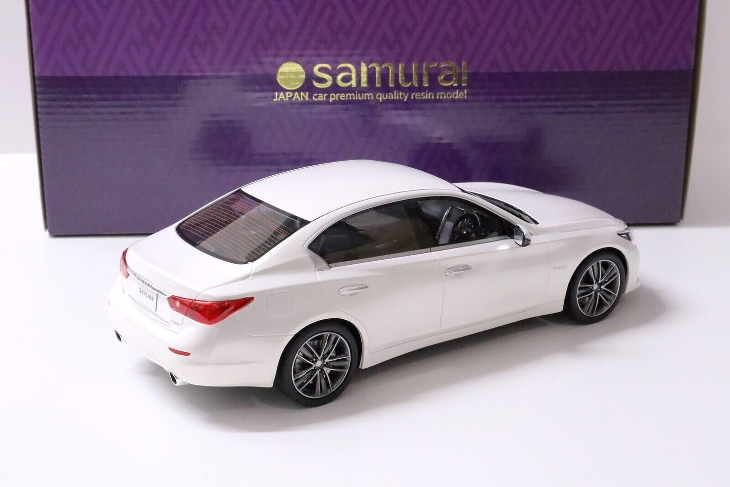 Kyosho Samurai 2015 Infiniti Skyline 350GT (4-door) Hybrid White 1:18 RESIN, SEALED