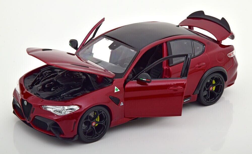 Bburago 2022 Alfa Romeo Giulia Rosso Alfa Red Metallic 1:18