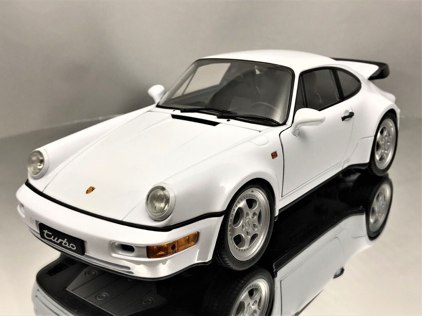 Welly 1990 Porsche 911 (964) Turbo 3.6 White 1:18