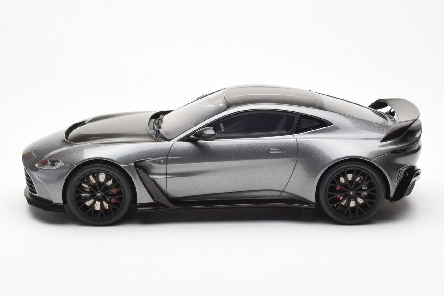 GT Spirit 2023 Aston Martin V12 Vantage Magnetic Silver 1:18 Resin