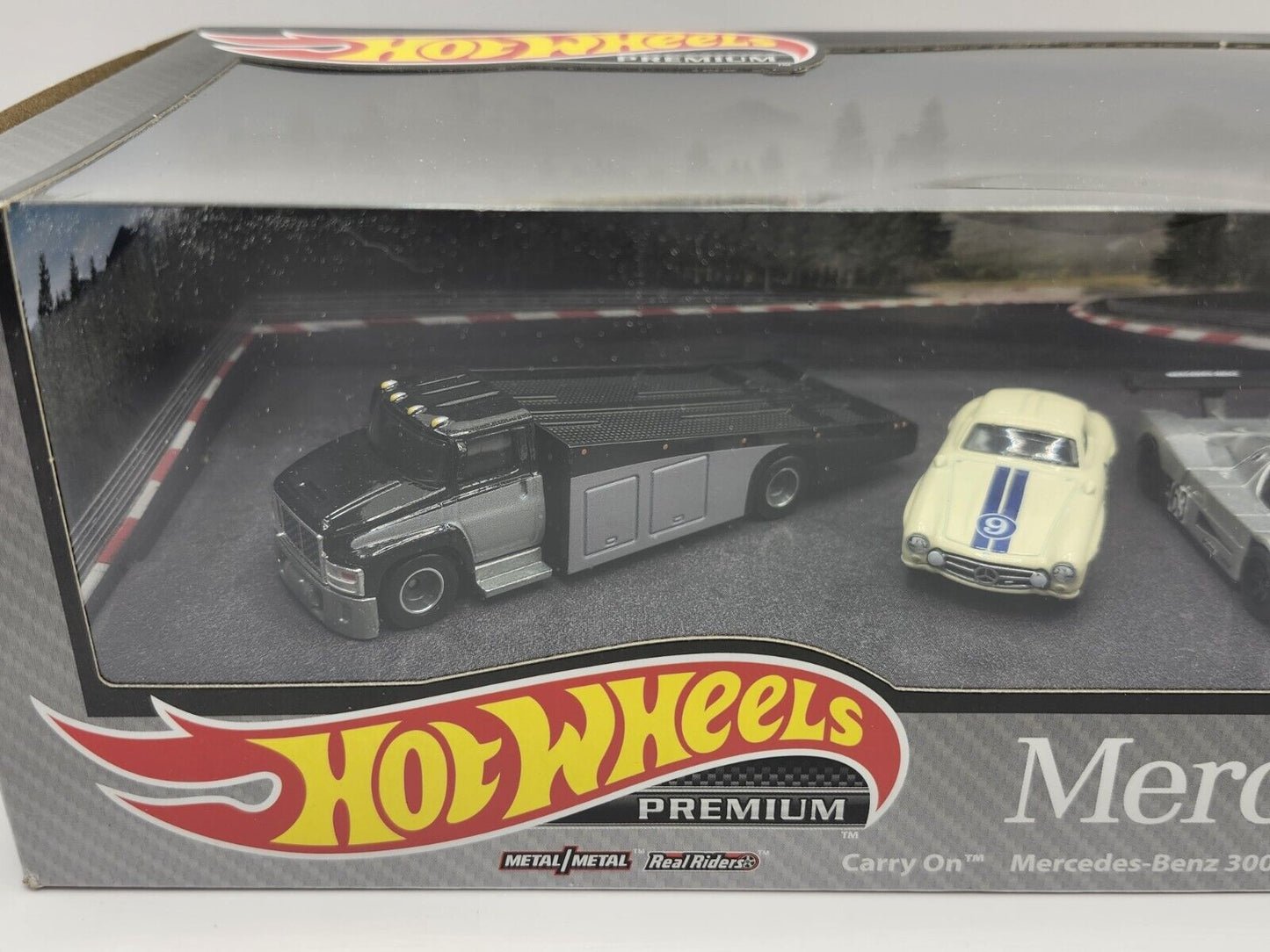 Hot Wheels Premium Collector Set #8 Mercedes Benz in Diorama Box 1:64