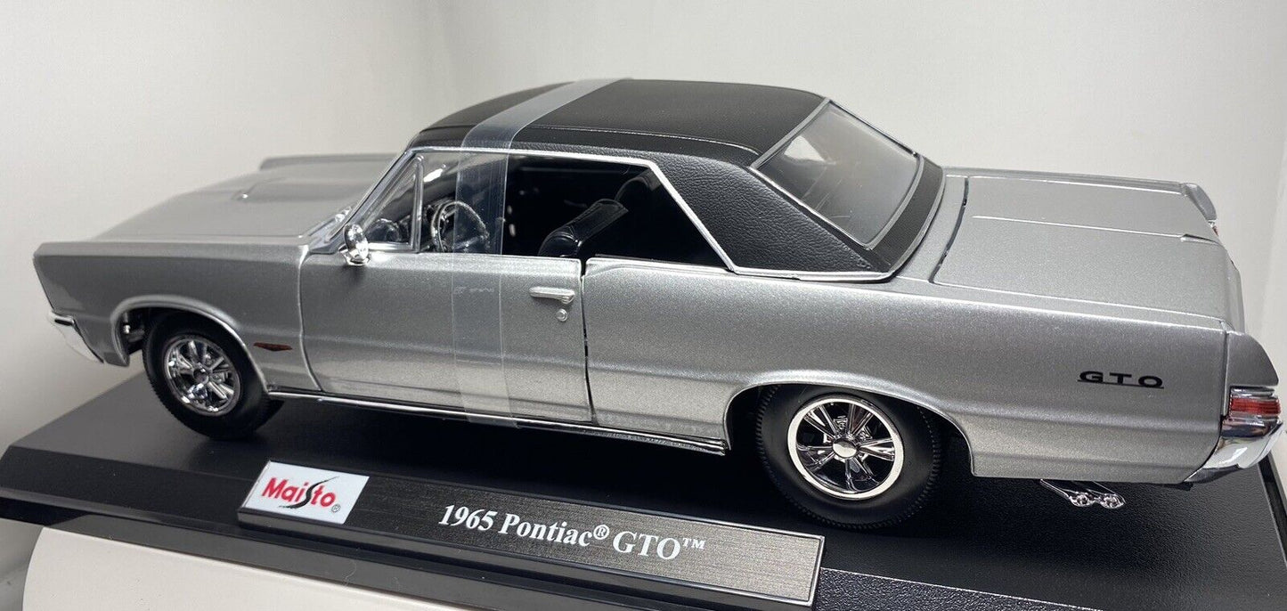 Maisto 1965 Pontiac GTO Silver w/ Black Top 1:18