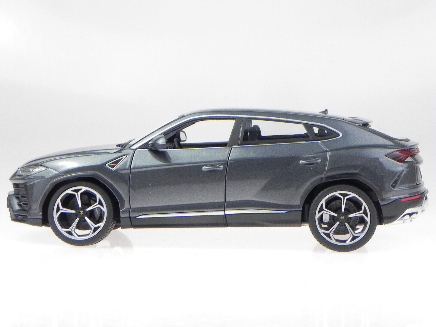 Bburago 2018 Lamborghini Urus Dark Grey Metallic 1:18