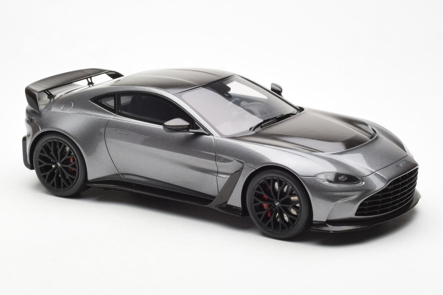 GT Spirit 2023 Aston Martin V12 Vantage Magnetic Silver 1:18 Resin