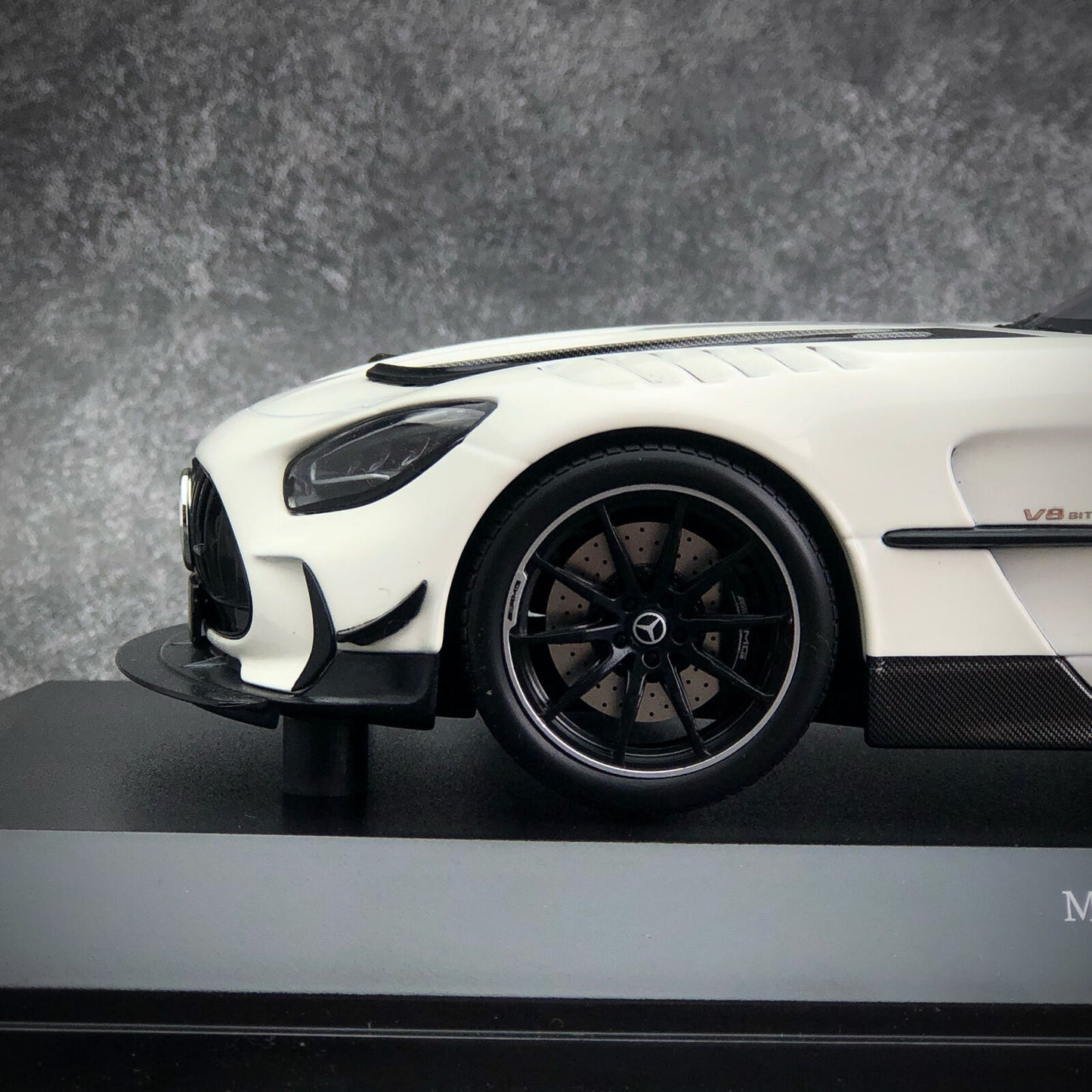 Minichamps 2020 Mercedes Benz AMG GT V8 Black Series White w/ Carbon Fiber 1:18 LIMITED, SEALED