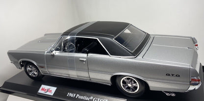 Maisto 1965 Pontiac GTO Silver w/ Black Top 1:18